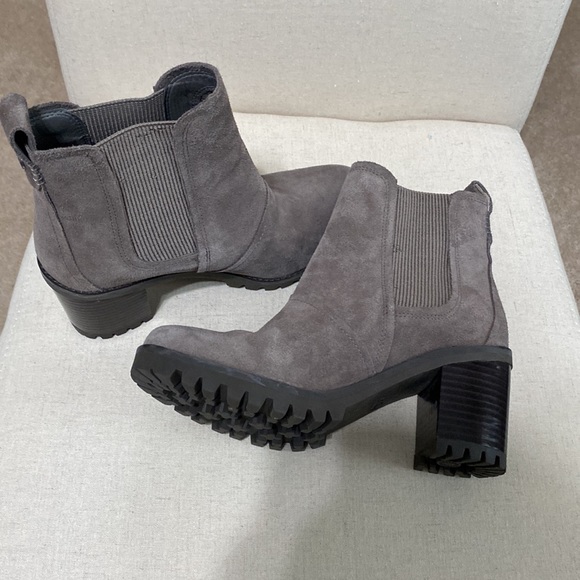 UGG NEW Waterproof hazel Chelsea suede heeled ankle booties basically brand new - Picture 6 of 16